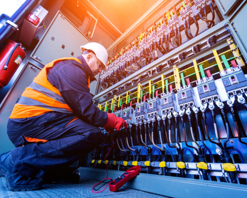 Come migliorare la sicurezza dei lavoratori scegliendo un impianto elettrico industriale tecnologico